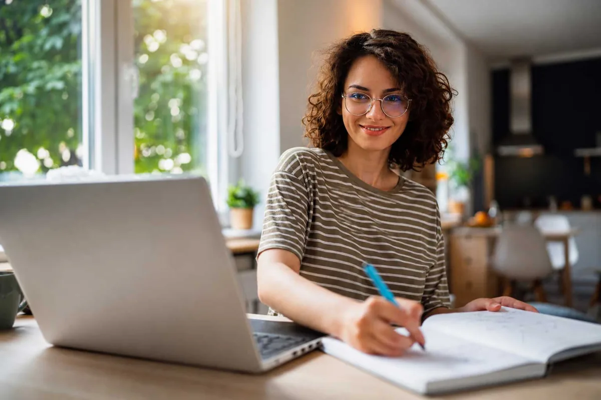 Vera, de digitale collega, aan het werk achter een laptop